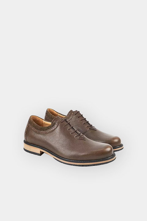 Une paire de chaussures à lacets en cuir marron à talons bas, représentée sur un fond blanc.