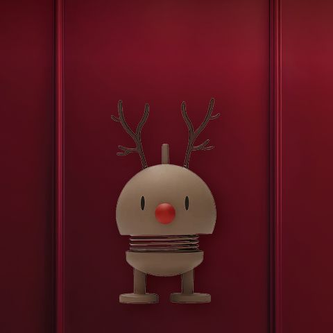 Sur un fond rouge, une paire de moufles beiges avec une garniture en fourrure blanche est représentée. Au-dessus, le texte « PETITS CADEAUX » est écrit en blanc.