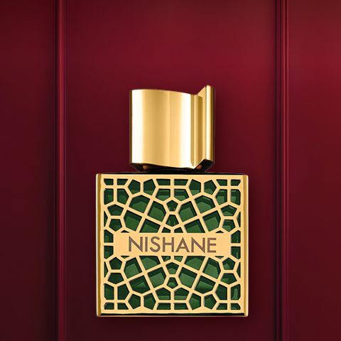 Sur un fond rouge profond, on aperçoit un flacon de parfum de luxe avec un design en or et en cristaux. En dessous se trouve le bouchon du flacon. Au-dessus, le texte « CADEAUX DE LUXE » est écrit en blanc.