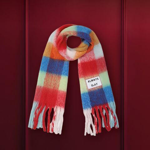 Un moulin à poivre en bois sur un fond rouge foncé. Un texte est gravé sur le corps du moulin. En haut de l'image, on peut lire la phrase "CADEAUX DURABLES".