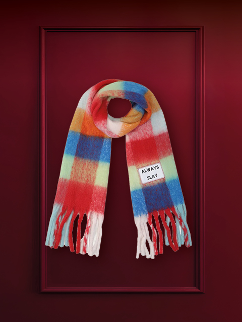 Un moulin à poivre en bois sur un fond rouge foncé. Un texte est gravé sur le corps du moulin. En haut de l'image, on peut lire la phrase "CADEAUX DURABLES".