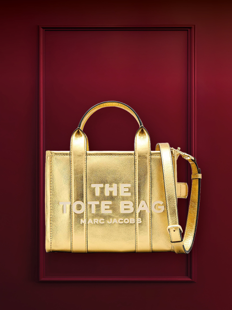 Un sac à main structuré en métal avec des poignées devant un fond bordeaux. Au-dessus, on peut lire le mot « WUNSCHTASCHE ».