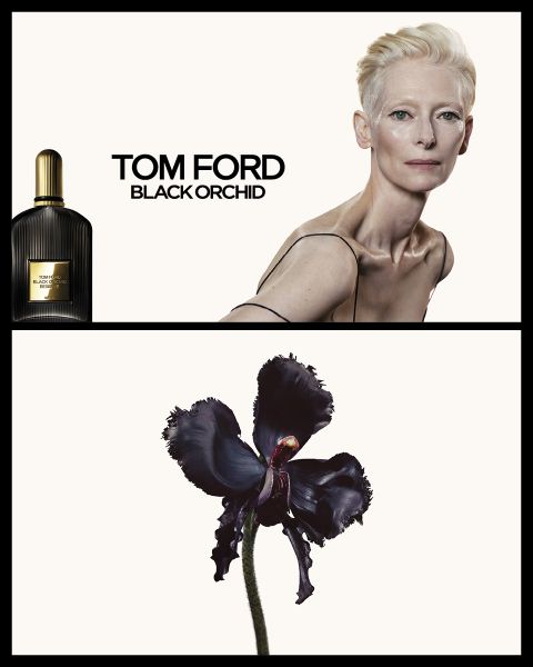 Une publicité pour le parfum Tom Ford Black Orchid avec un flacon, une personne au teint pâle et aux cheveux blonds courts portant une robe noire à bretelles, et une fleur d'orchidée noire sombre et spectaculaire en dessous.