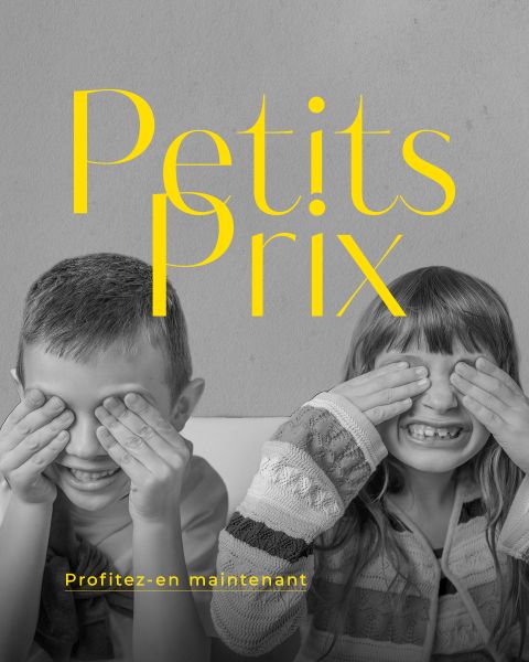 Deux enfants souriants se couvrent les yeux avec leurs mains. Sur la photo en noir et blanc, il est écrit en jaune "Petits Prix" et "Profitez-en maintenant".