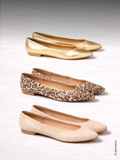 Trois paires de chaussures plates pour femmes : dorées, à motif léopard et à paillettes beiges, disposées en rangées sur un fond clair.