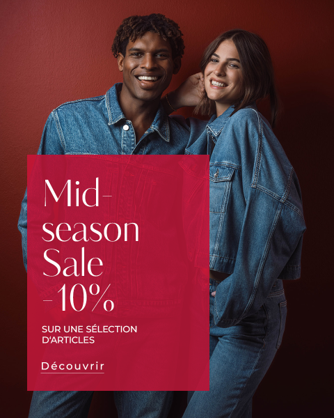 Deux personnes souriantes en tenue en jean se tiennent devant un mur rouge foncé. Superposition de texte : « Offre de mi-saison - 10 % de réduction sur une sélection d'articles. Découvrez la sélection. »